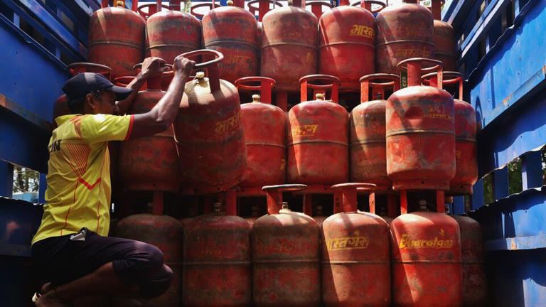 LPG gas cylinder price on 10 May: Check domestic and commercial cooking ...