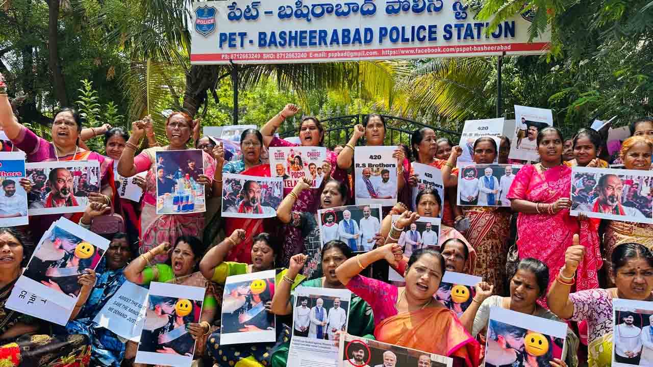 Bandi Sai Bageerath | బండి సాయి భగీరథ్‌ అరెస్ట్‌కు డిమాండ్‌.. పీఎస్‌ను ...
