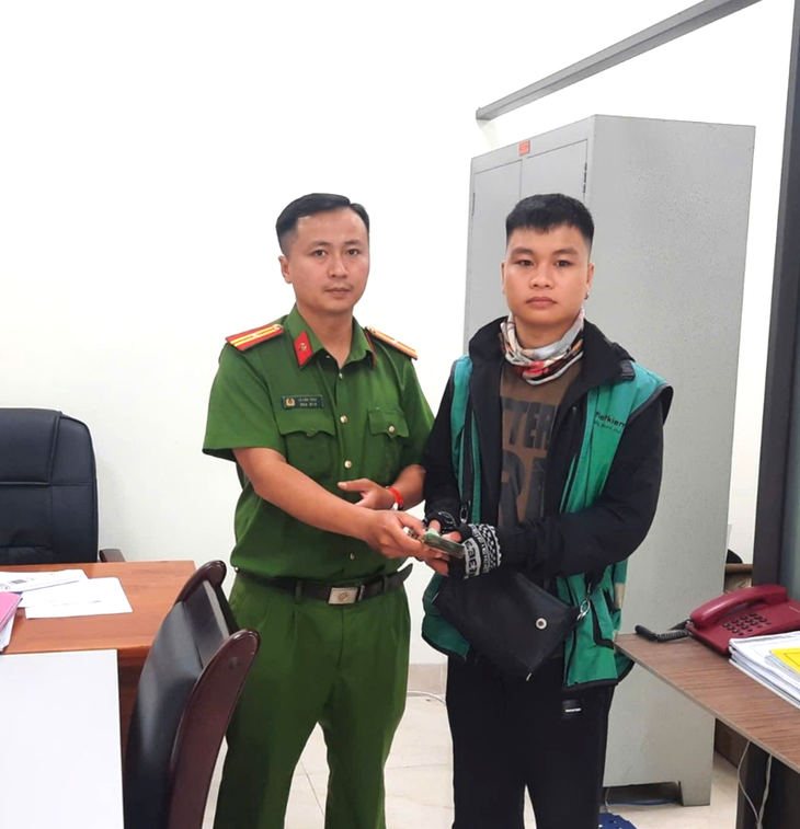 Tài xế Grab nhặt hơn 30 triệu đồng mang đến công an tìm người đánh rơi