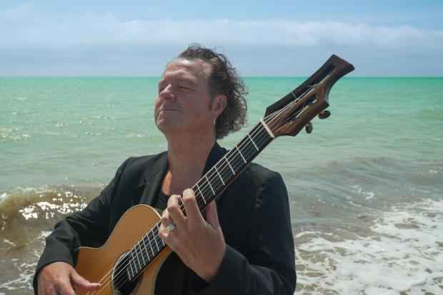 Renowned guitarist to play guitar from 1956 debut album in Cornwall