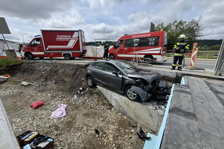 Lenkerin fuhr mit dem Auto frontal gegen Brückenbaustelle