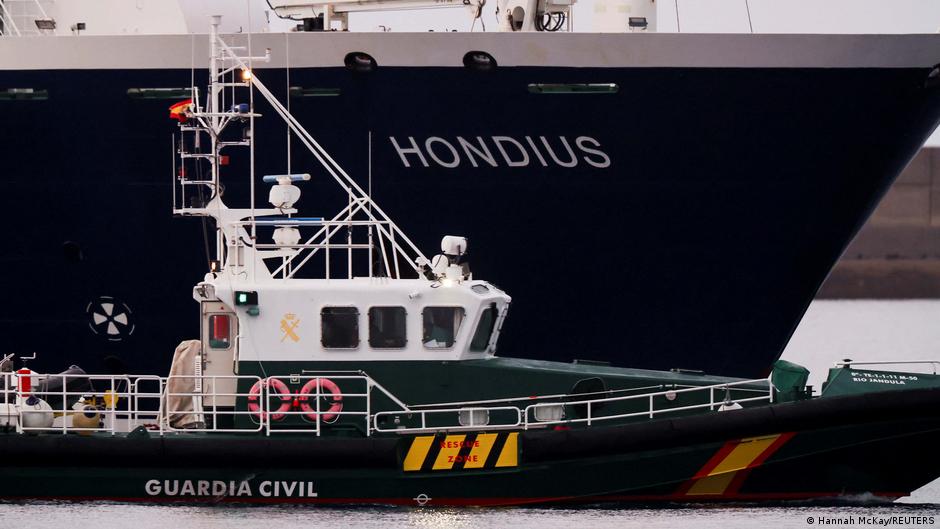 Hantavirus: Passengers evacuate off MV Hondius in Tenerife