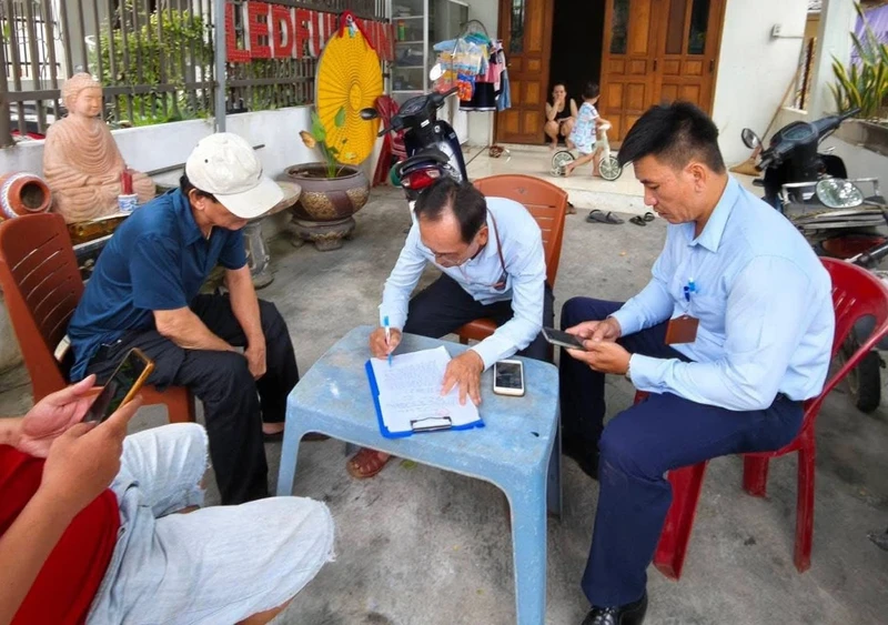 Xử phạt người đàn ông đổ gần 100 vỏ chai bia xuống sông tại Huế