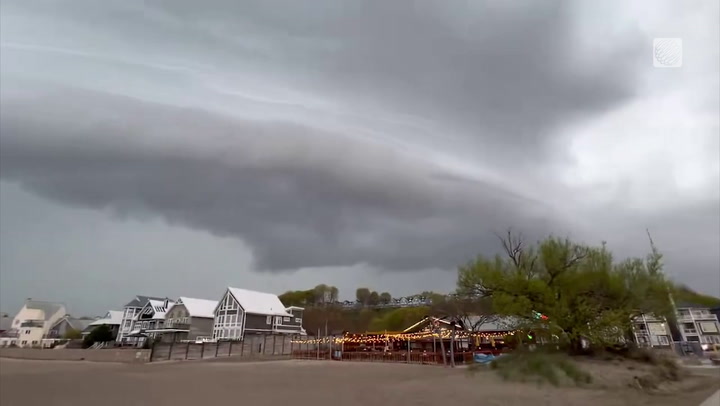 Ominous shelf cloud looms over Port Stanley Beach
