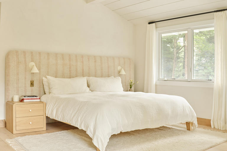 Soft, glowy light is the main character in this calming East Hamptons home
