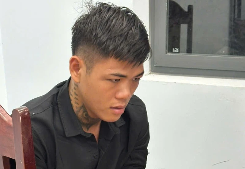 Bắt tên cướp dùng mã tấu chống trả công an