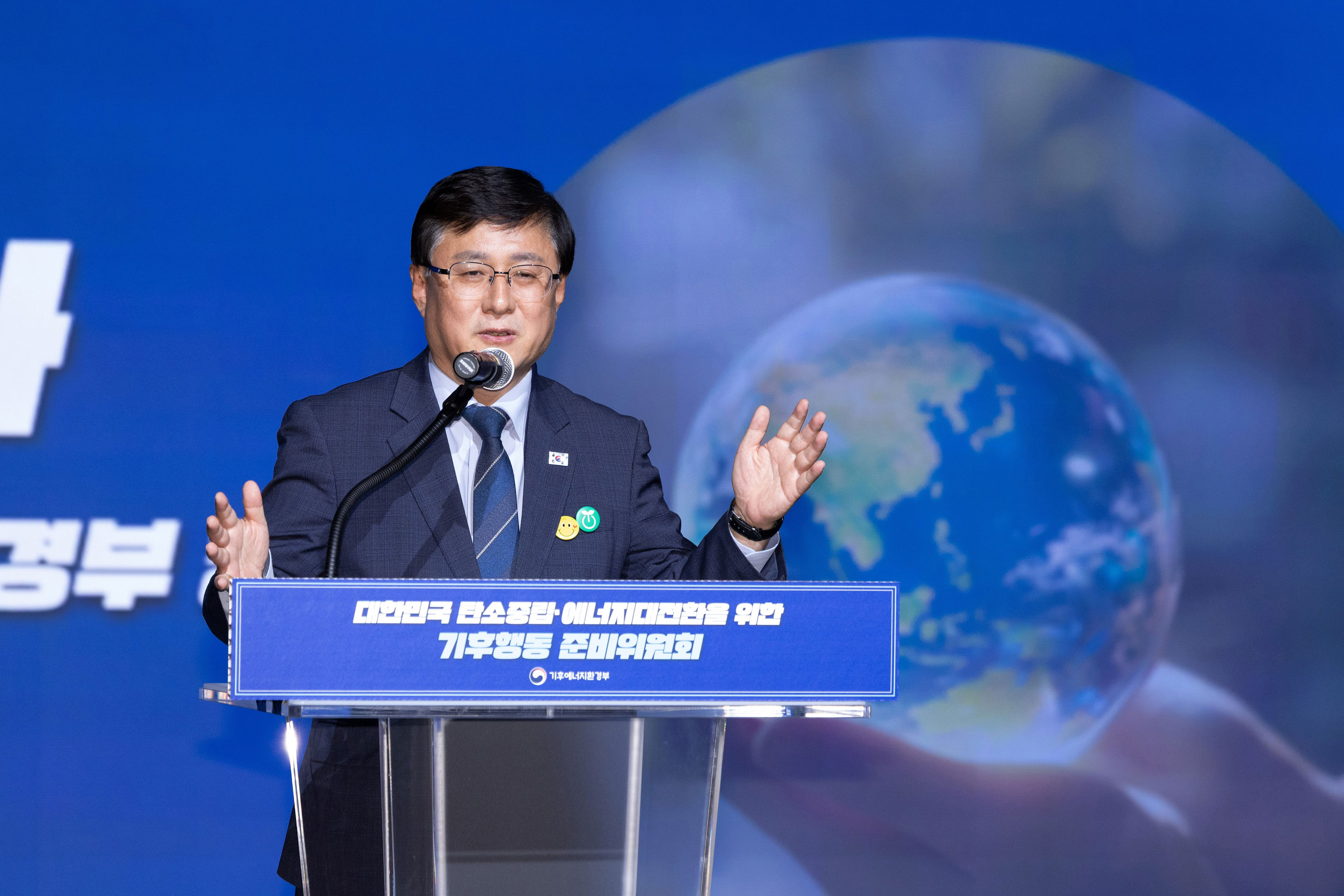 Climate ministry launches manual to counter fake news after washing ...