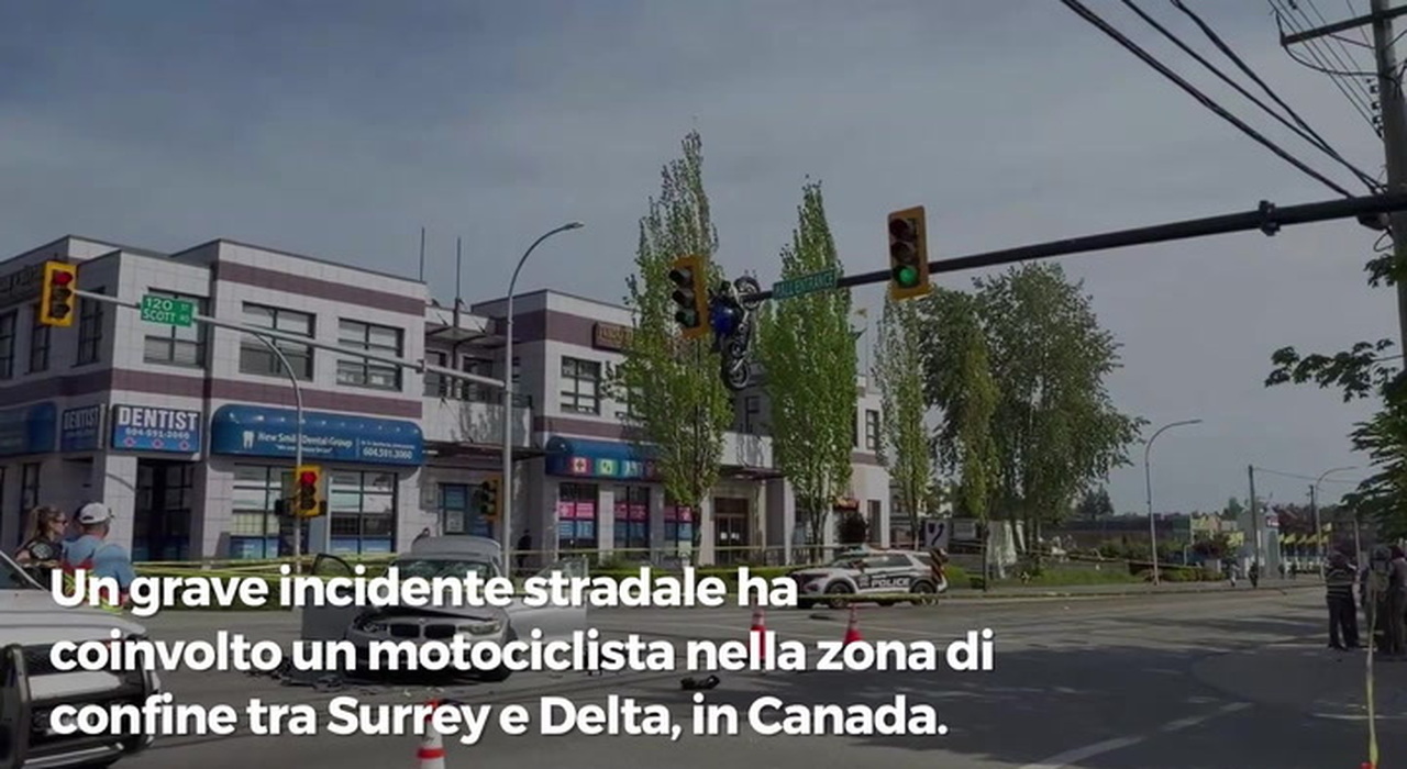 Moto vola in aria e rimane appesa su un semaforo dopo un incidente. Lo ...