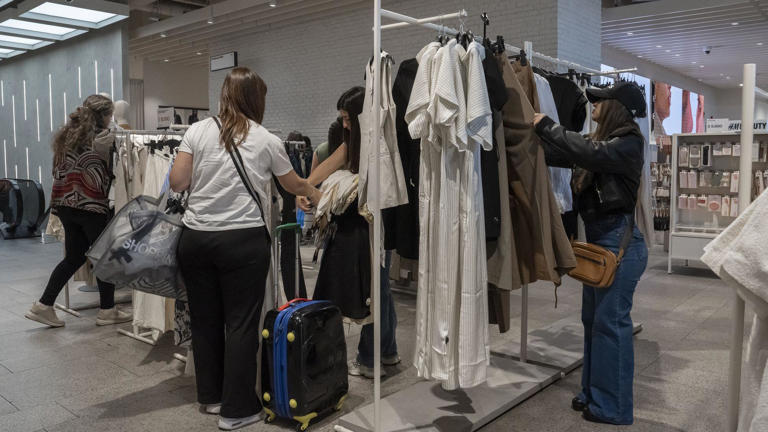 Muitos argentinos levam malas para fazer compras em shoppings do Chile