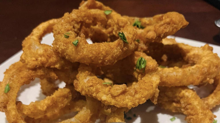 5 chain restaurants battering their onion rings in-house