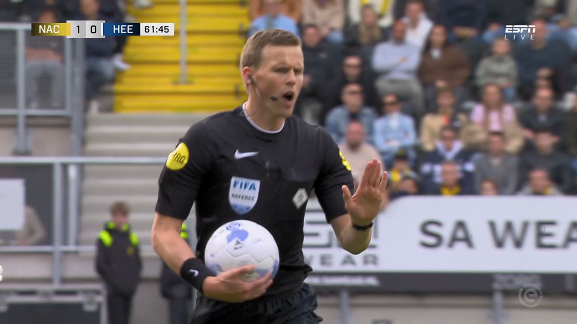Sander van der Eijk staakt Eredivisie-duel definitief na doelbewuste ...