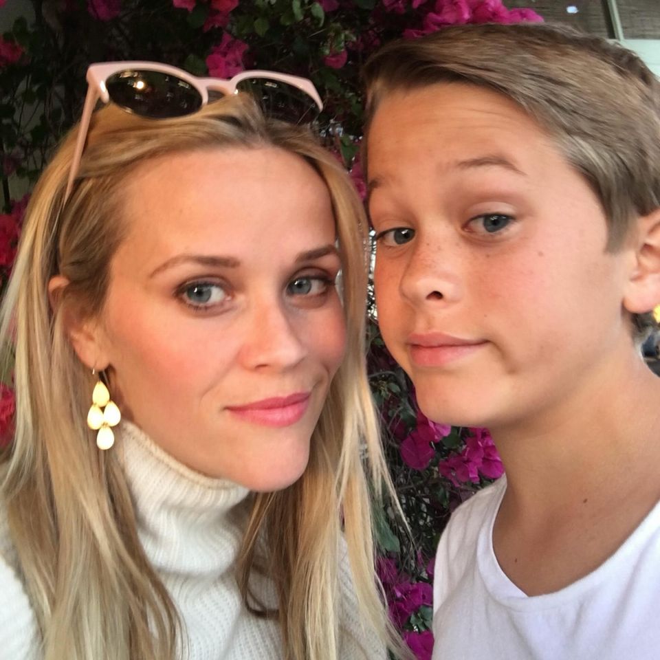 Reese Witherspoon celebrates her lookalike mom and 3 kids in a ...