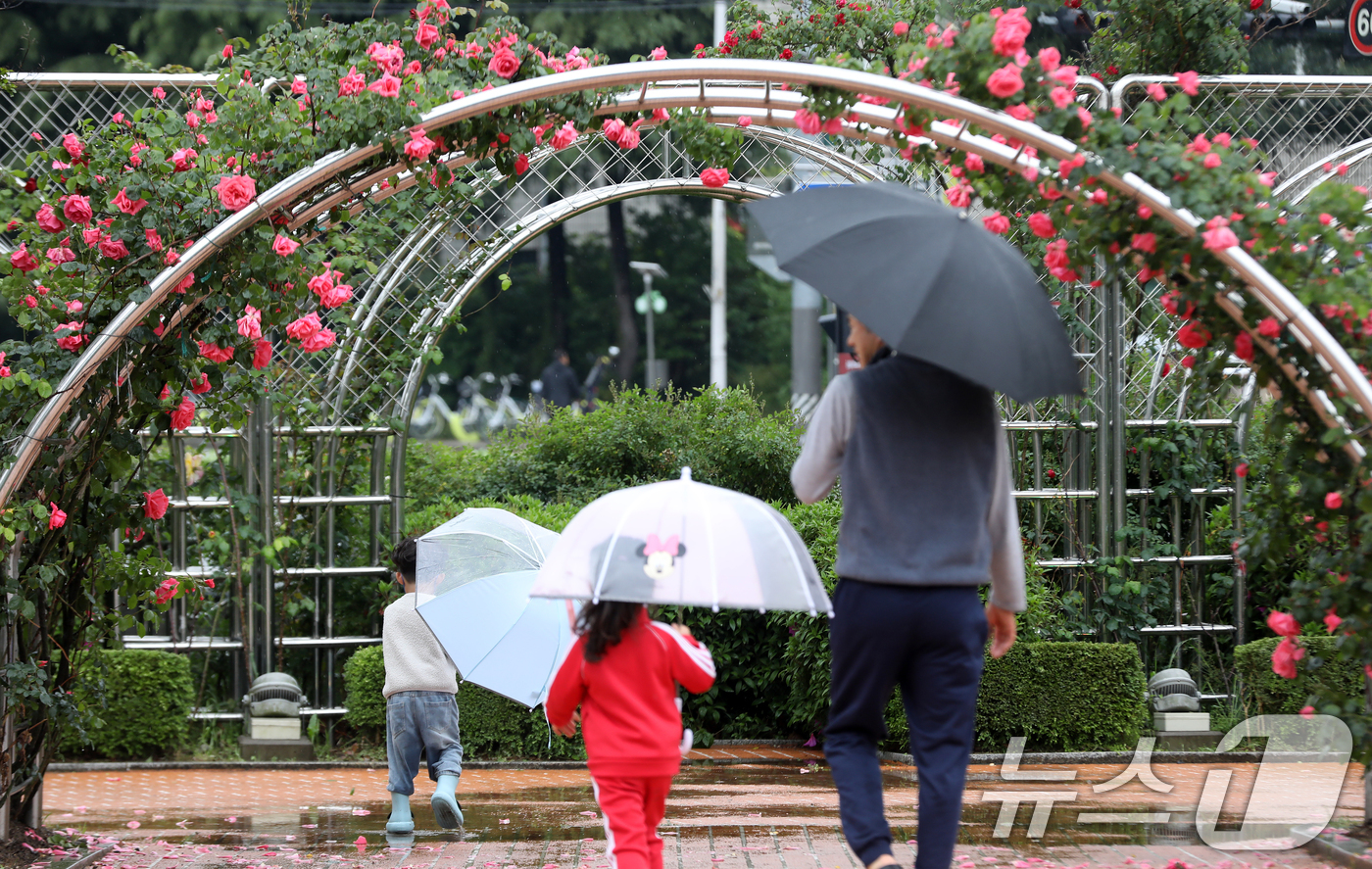 월요일 전국 비, 출근길 우산 챙기세요…화요일까지 최대 40㎜