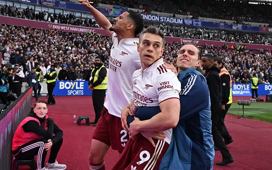 Arsenal stay in control after dramatic West Ham win
