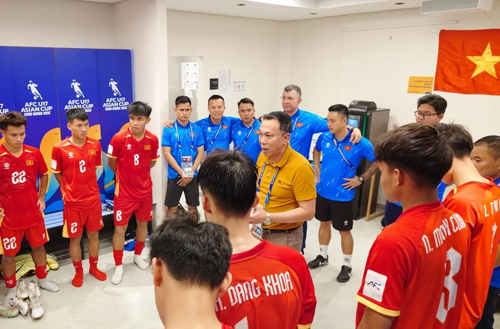 Chủ tịch VFF động viên U17 Việt Nam: 'Không có gì phải khóc'