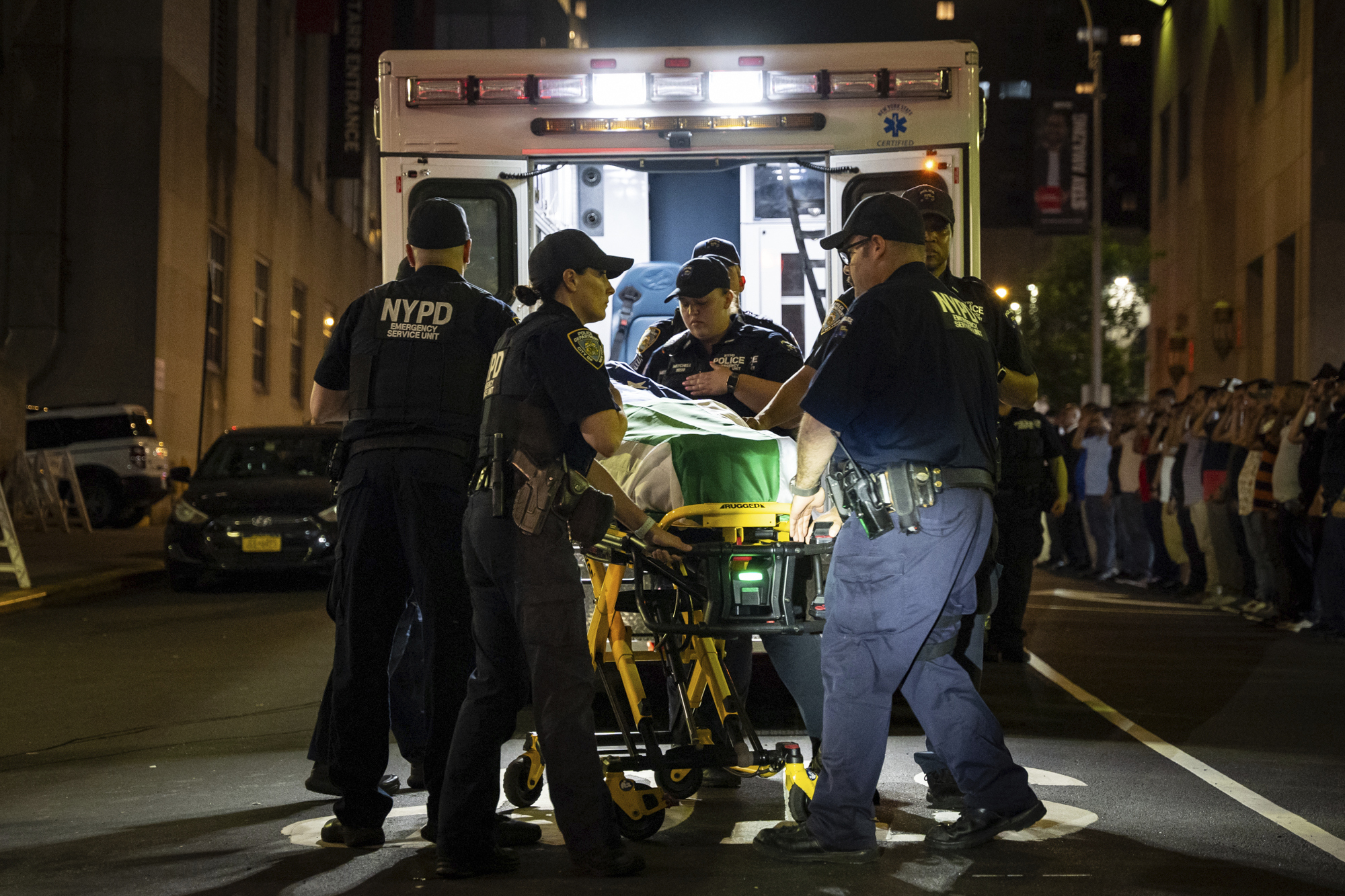 NYPD busca a mujer tras apuñalar varias veces a pasajero en el metro de ...