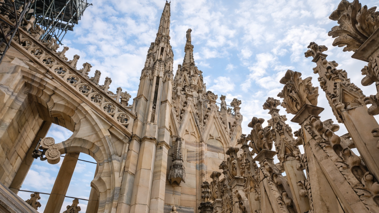 Explorando os detalhes do terraço da catedral de Milão (4K)