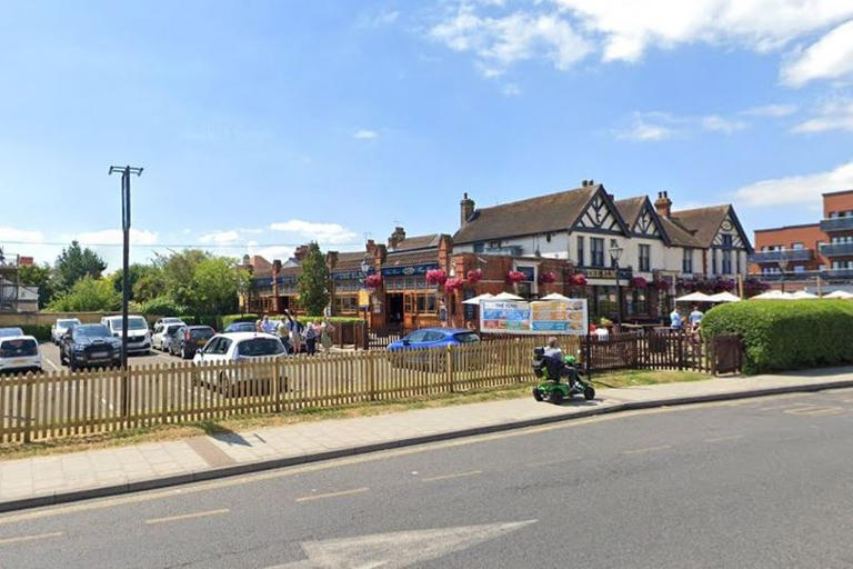 Man stabbed in leg outside Essex pub