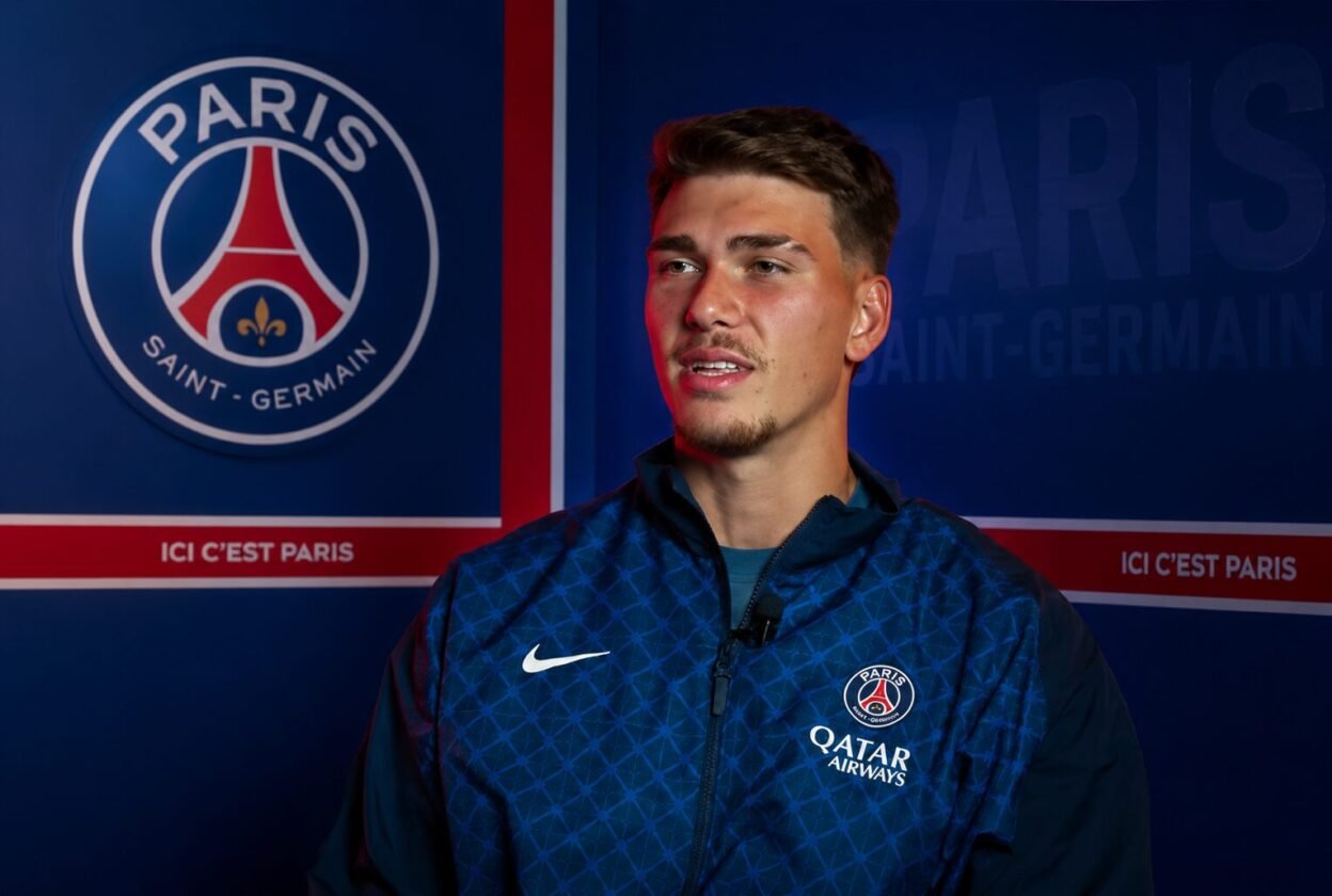 Luis Enrique félicite le tout nouveau gardien du PSG