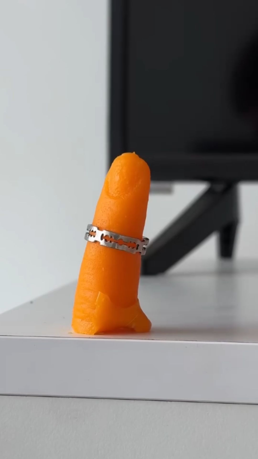 How creators make realistic finger replicas at home