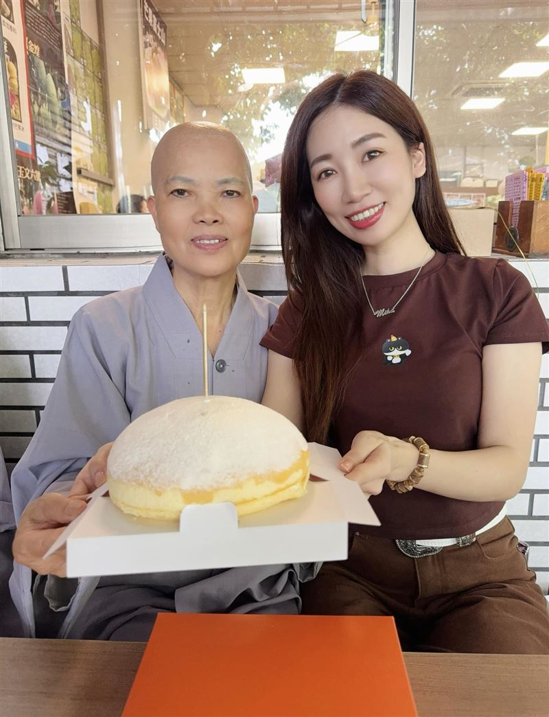 母親節合照驚曝「媽剃度出家當尼姑」女星證實揭背後原因