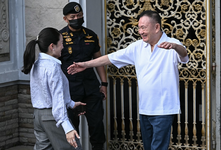 Ông Thaksin ra tù sớm trong sự chào đón của người ủng hộ