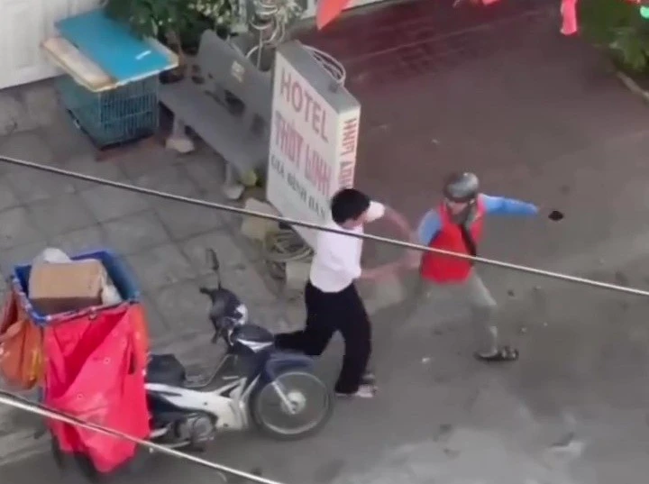 Người đàn ông quăng chó, đánh shipper chảy máu miệng bị công an mời làm việc