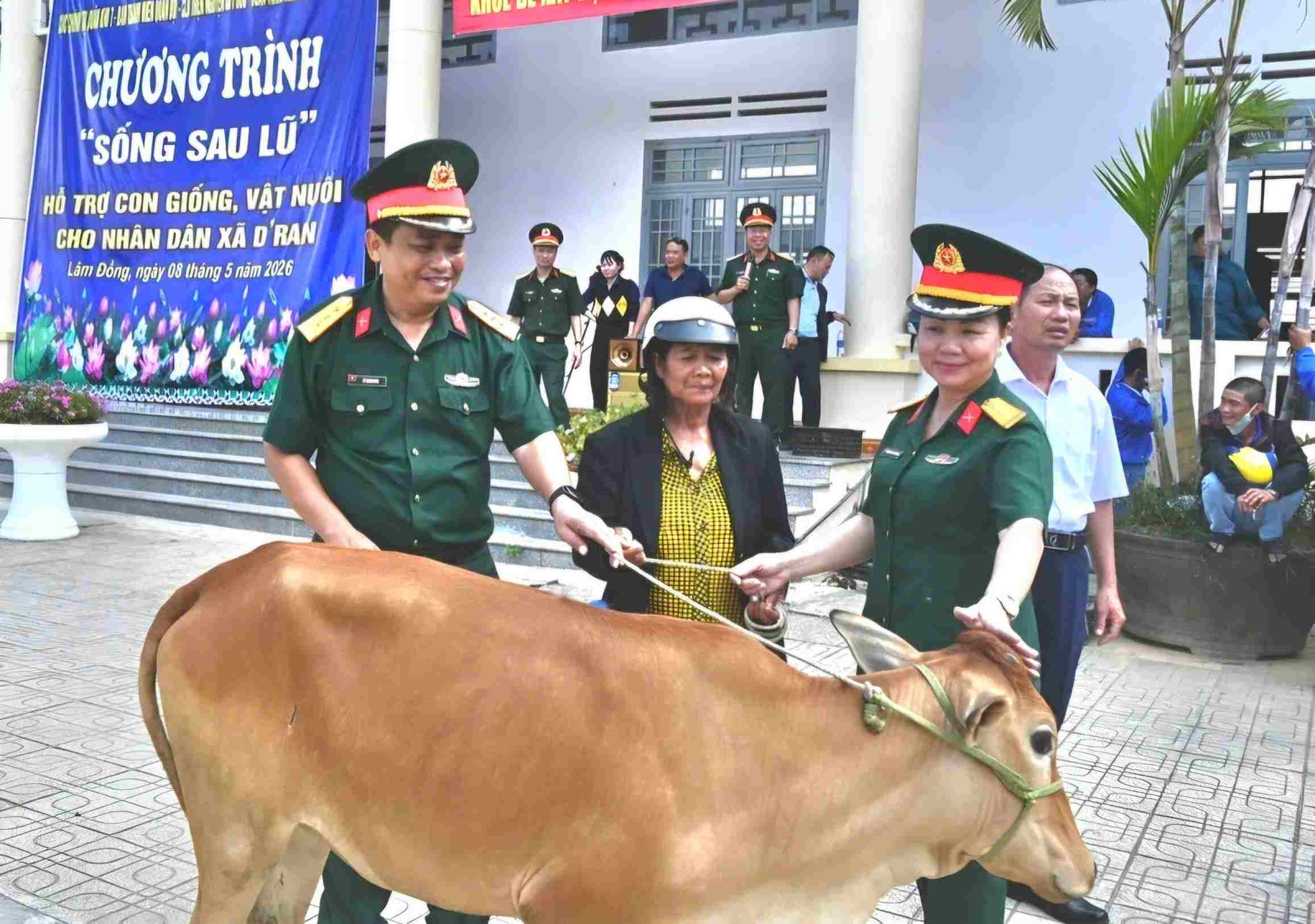 Người dân Lâm Đồng phấn khởi nhận con giống khôi phục sản xuất sau lũ