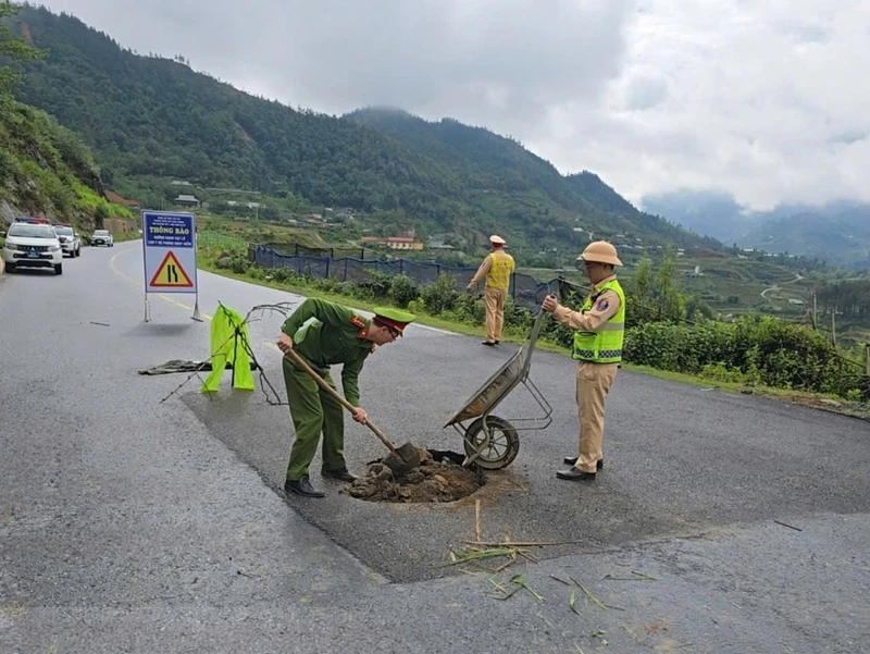 Nhiều hố sụt chềnh ềnh giữa đường Sa Pa, chính quyền cảnh báo nóng