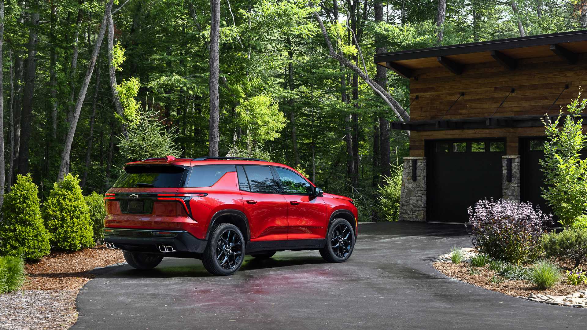 2024 Chevrolet Traverse RS rear 3/4 shot parked in front of house