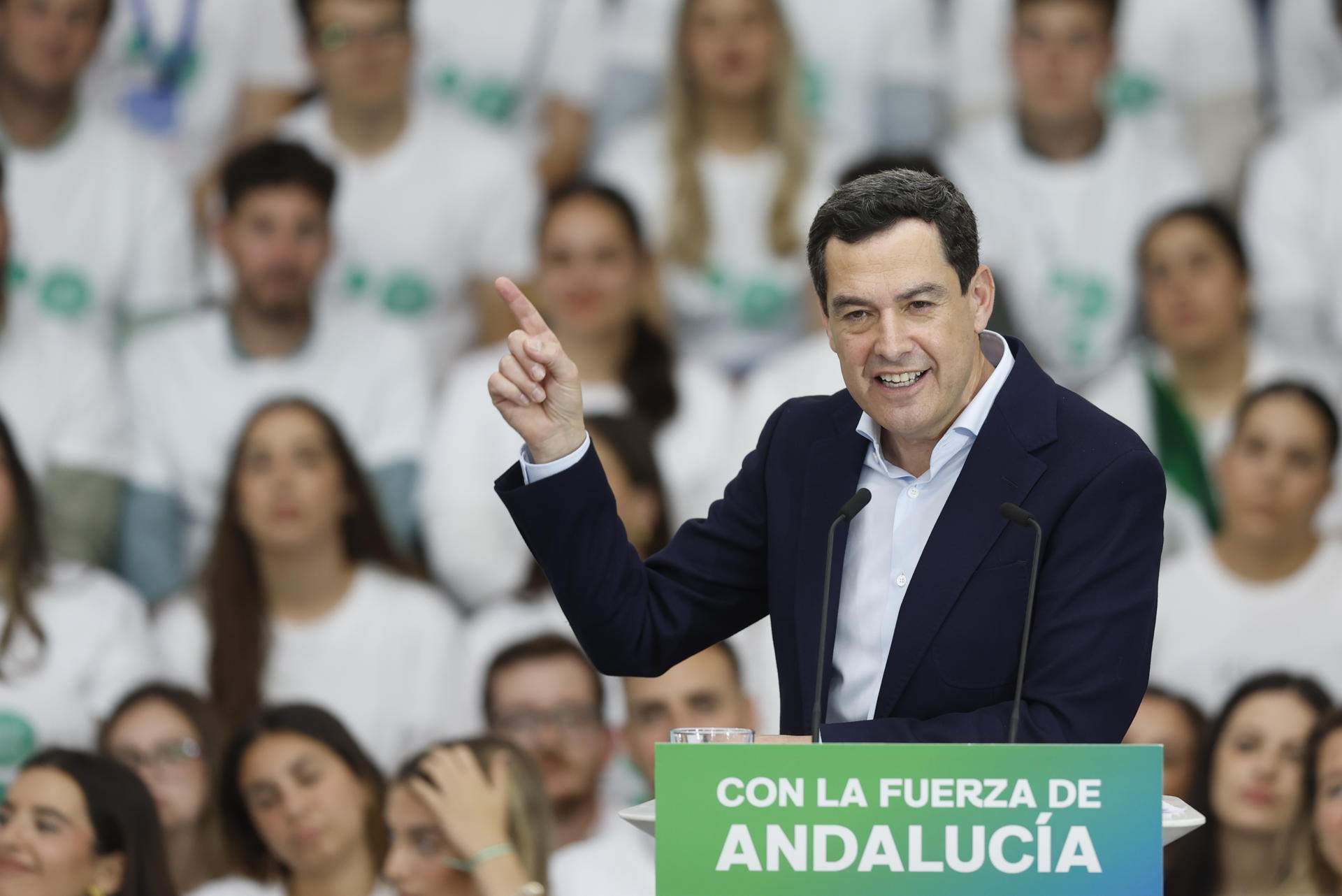 Juanma Moreno roza la mayoría absoluta y el PSOE de Montero obtendría ...