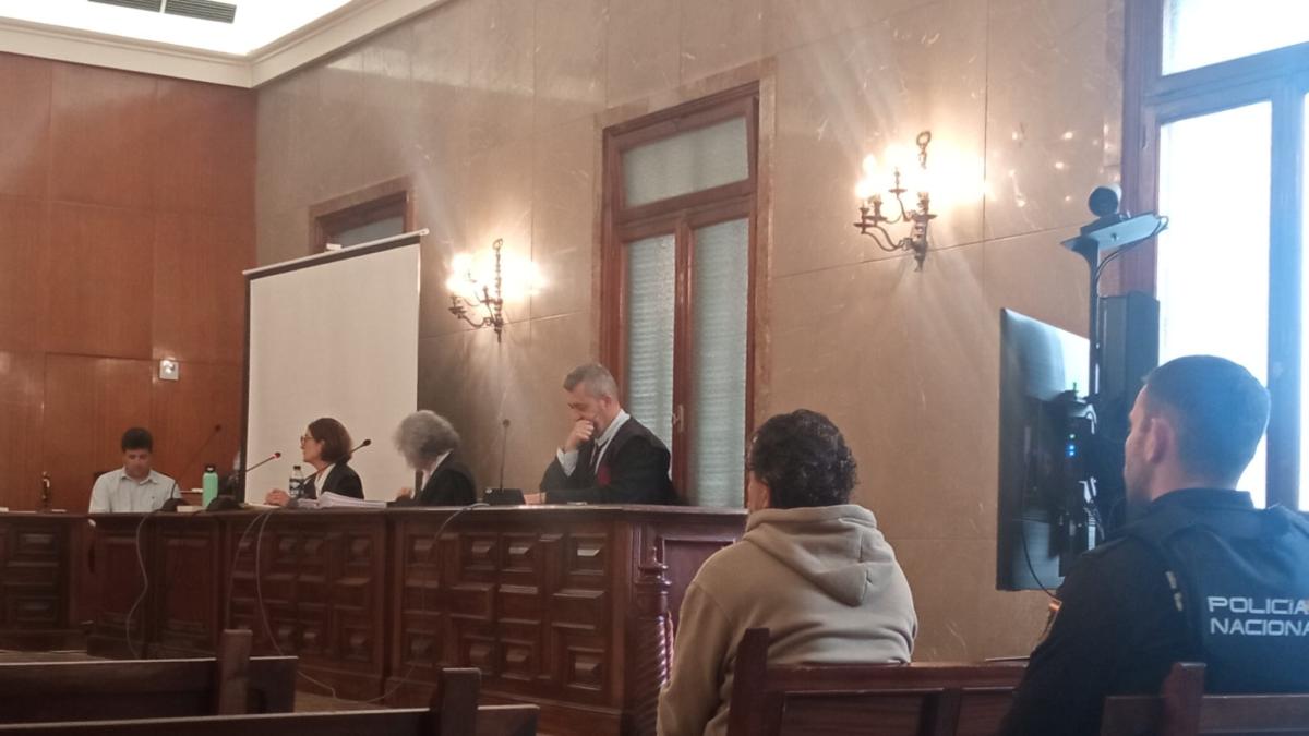 El acusado de matar a patadas a su exsuegra monta el 'show' y acaba ...