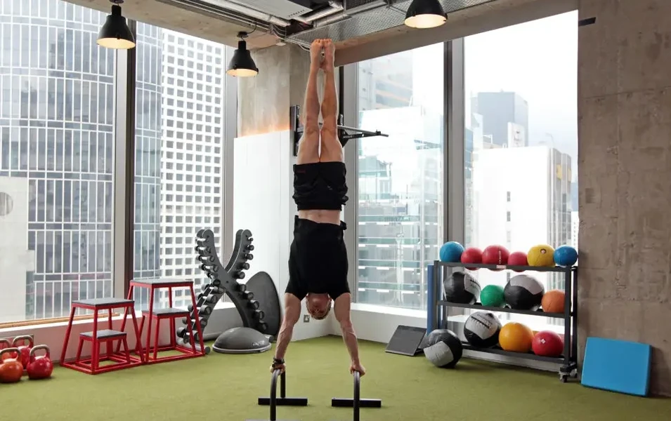 Master your first freestanding handstand journey