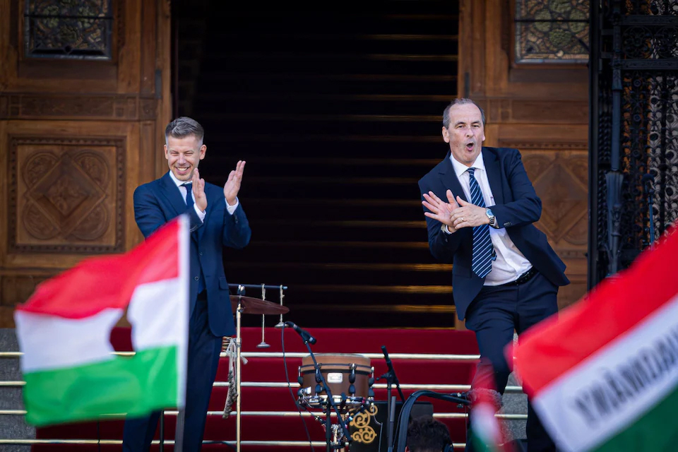 Tân Bộ trưởng Y tế Hungary gây sốt với màn nhảy ăn mừng sôi động