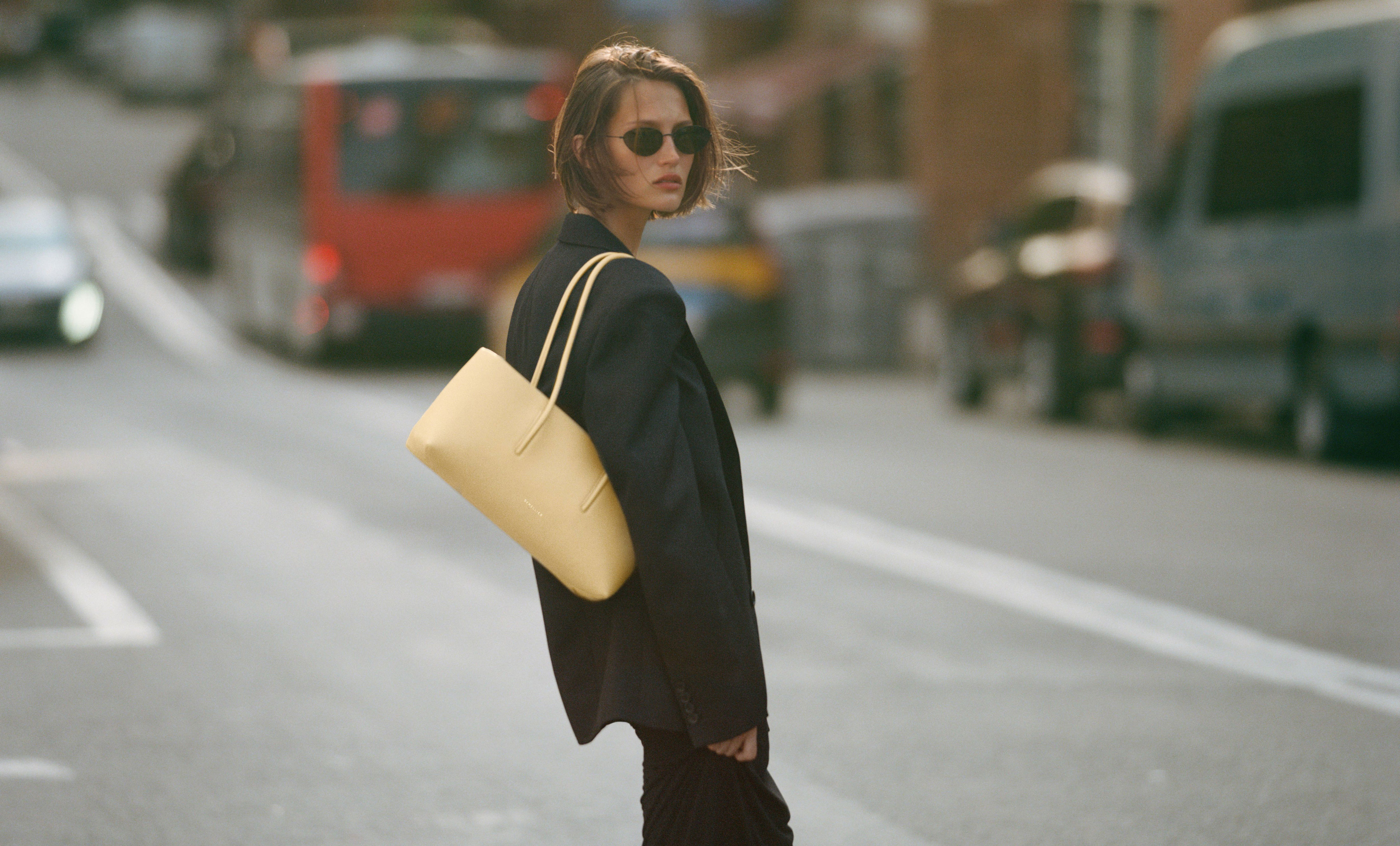El Stockholm Shoulder de DeMellier: el bolso de lujo asequible para ...