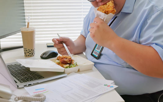 Eating food at the desk frequently leads to less healthy choices - PonyWang
