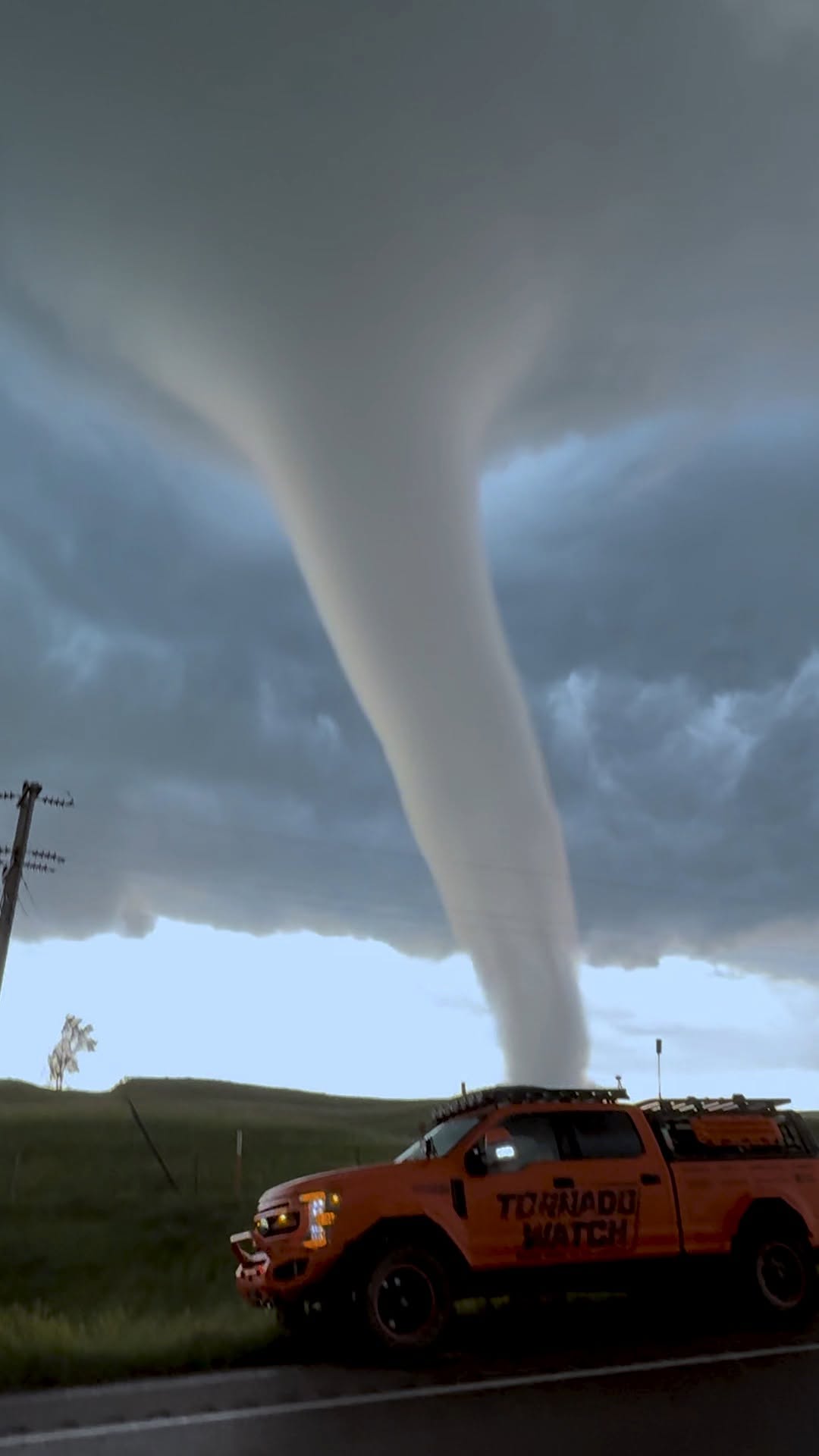 Close encounter with powerful EF3 tornado