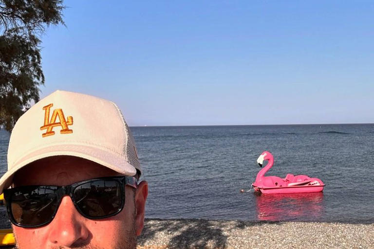 Dad loses sunbed wars with kids forced to sit on the floor - but wins ...