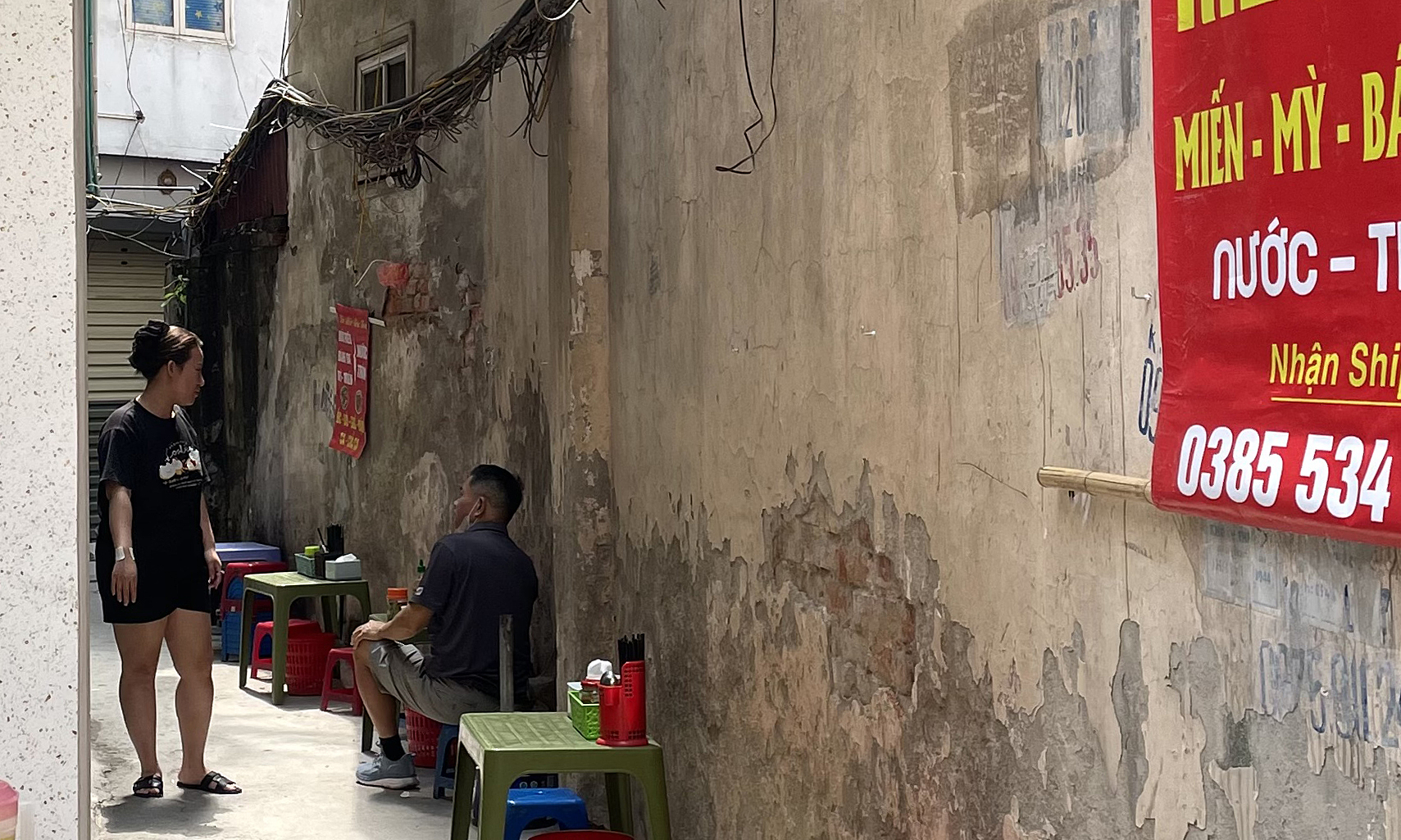 Hanoi street vendors move off sidewalks as encroachment crackdown tightens