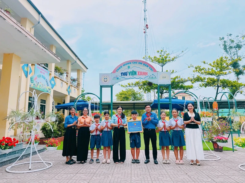 Thiếu nhi Hà Tĩnh sôi nổi thực hiện công trình măng non