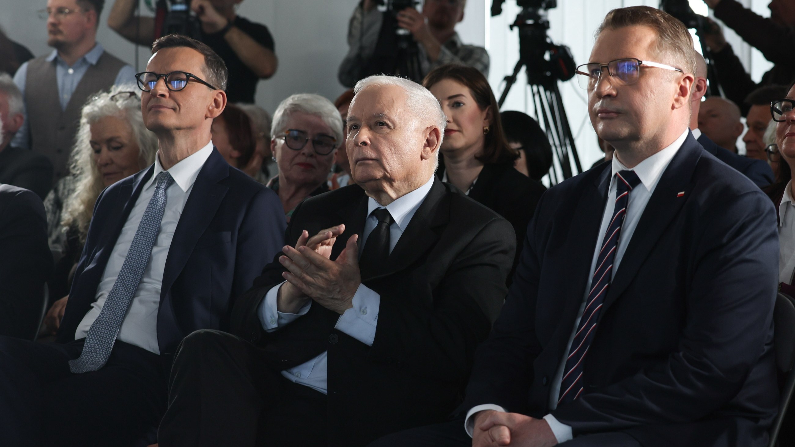 Kto rządzi w PiS? Zaskakujące wyniki sondażu