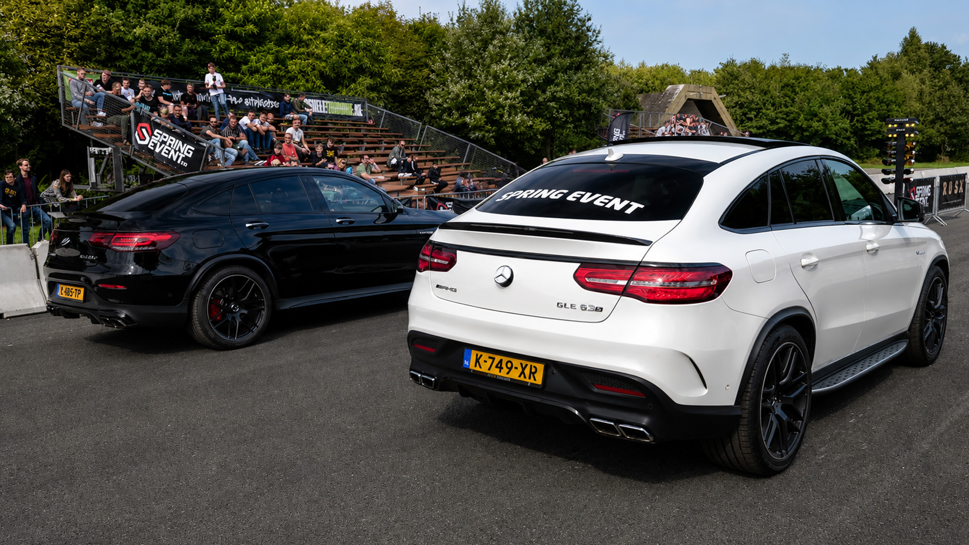 An intense drag race between two big AMG SUVs