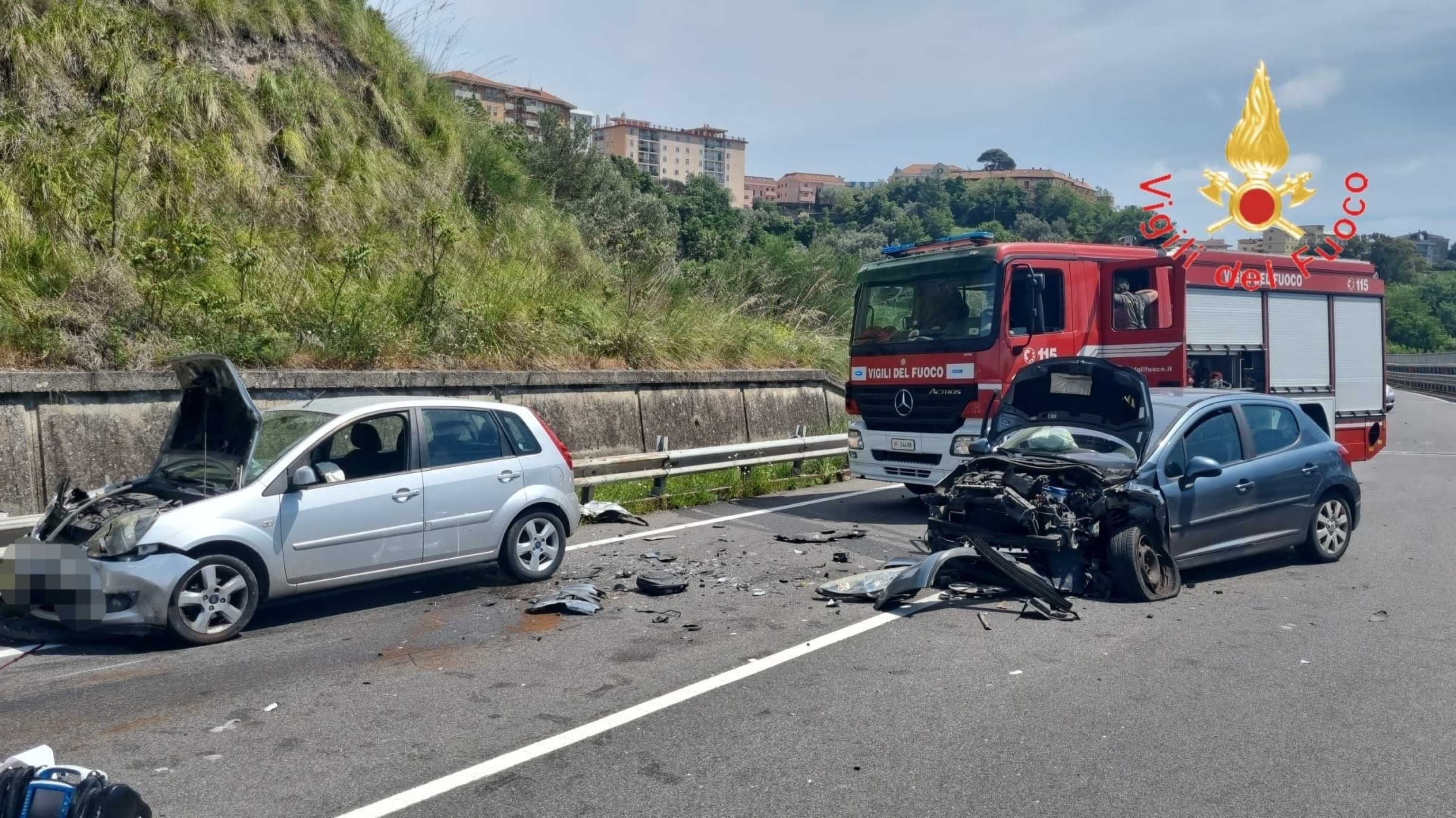 Scontro tra tre auto a Catanzaro, una vittima e tre feriti
