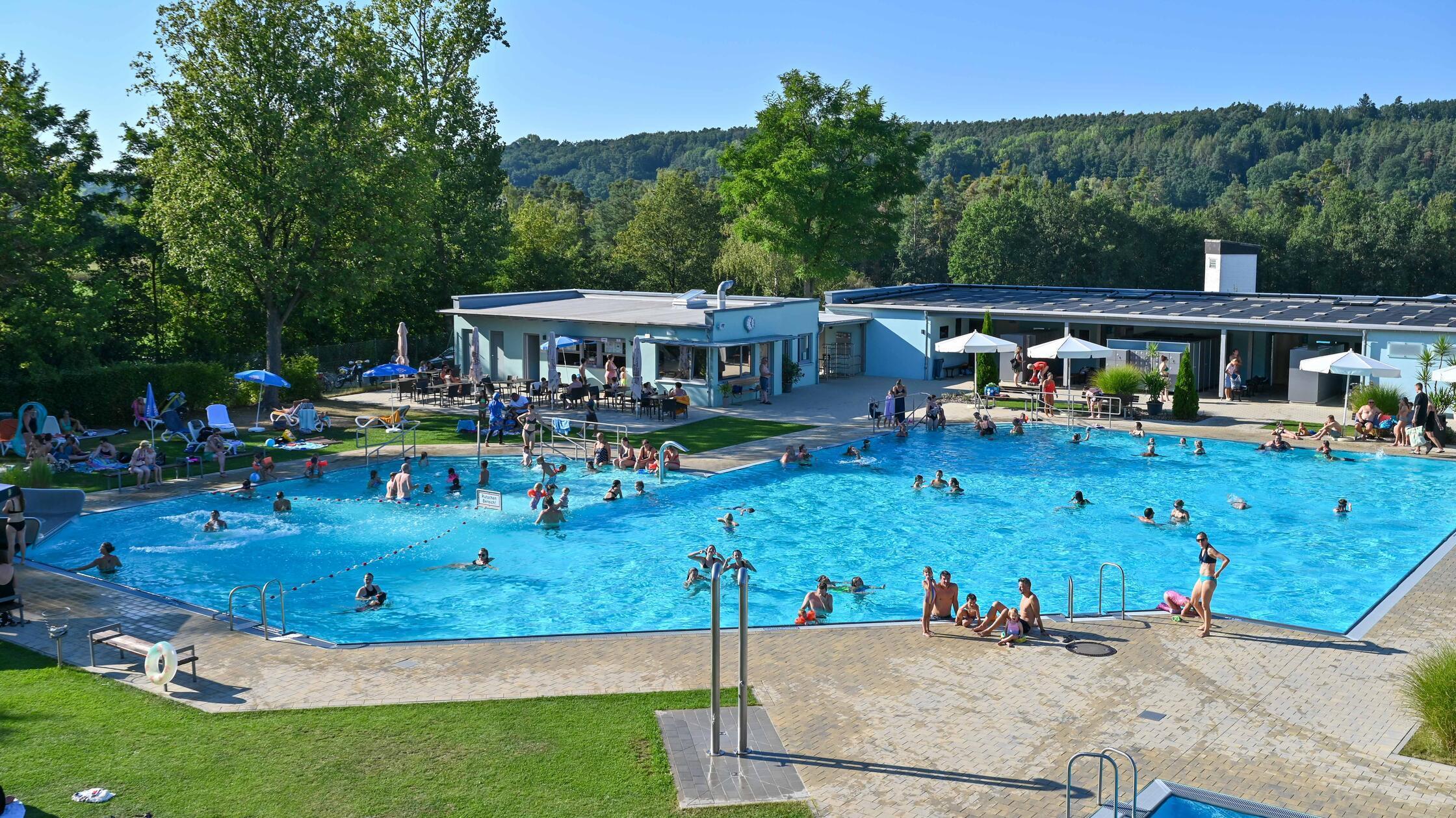 Schlechtes Wetter: Heidecker Freibad startet später - Übersicht für ...