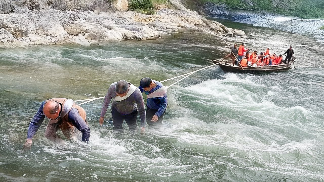 The weird method used to pull tourist boats upstream in China