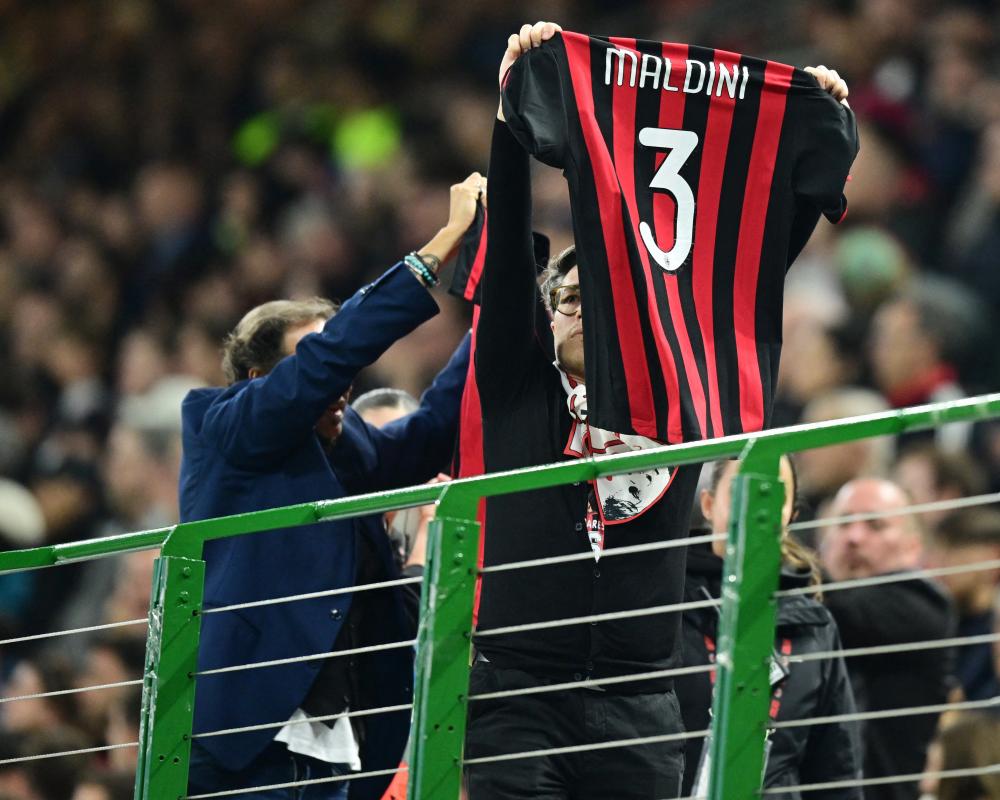 Maldini's ghost hangs over uninspiring Milan as top-four place slips from view