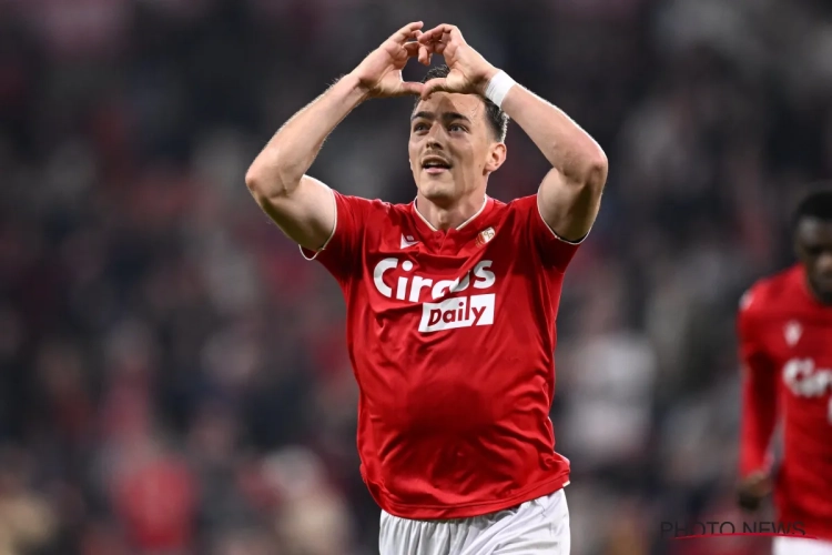 Guillaume Gillet wijst naar Standard-man: 