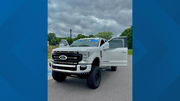 Police: Man used blue lights to impersonate officer in road rage incident