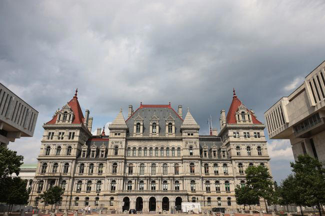 New York state lawmakers return to Capitol amid budget dispute