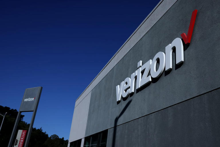 These 5 stocks yield more than 5% and are still growing profits